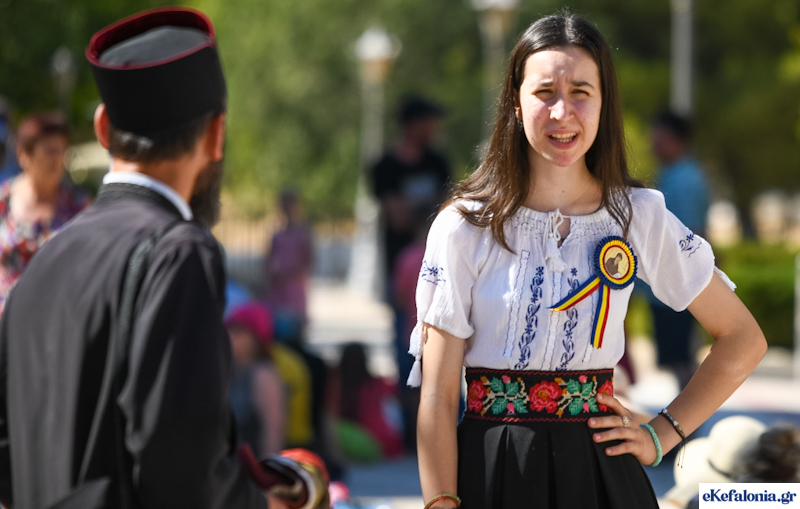 Κοσμοσυρροή στα Ομαλά -Πλήθος κόσμου στη μεταφορά του Αγίου στη μεγάλη εκκλησία [εικόνες +βίντεο]]