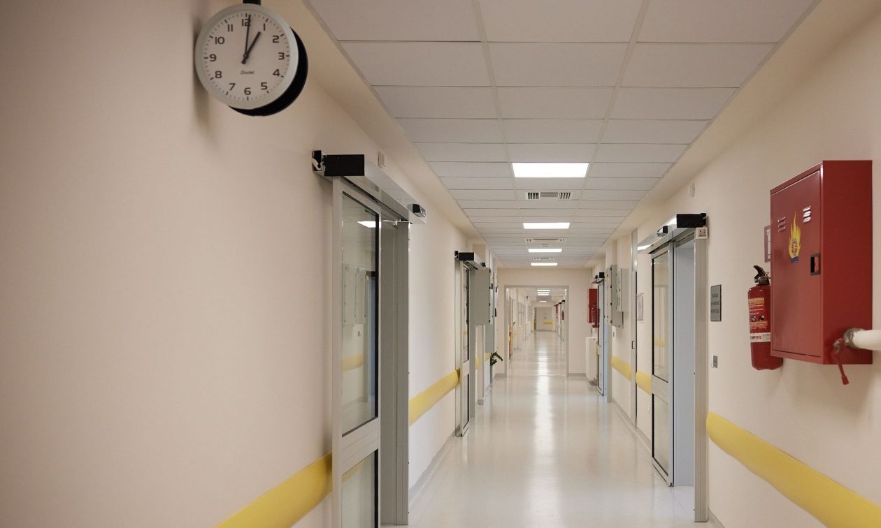 Λάρισα: Έπεσε το ταβάνι του νοσοκομείου πάνω σε ασθενή!