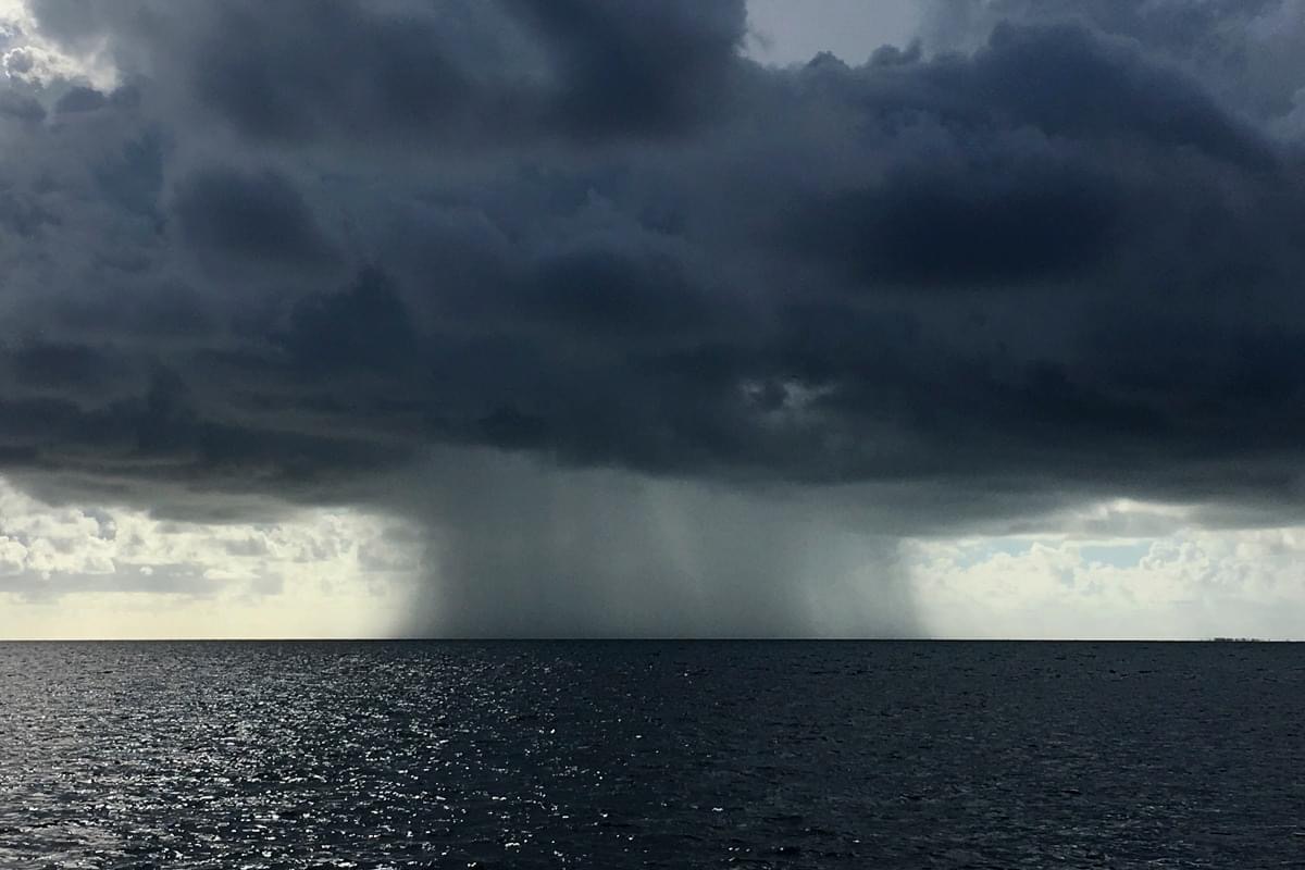 Στους 39 βαθμούς σκαρφαλώνει ο υδράργυρος ενώ στο βάθος διαφαίνονται κάποιες βροχές στην Κεφαλονιά