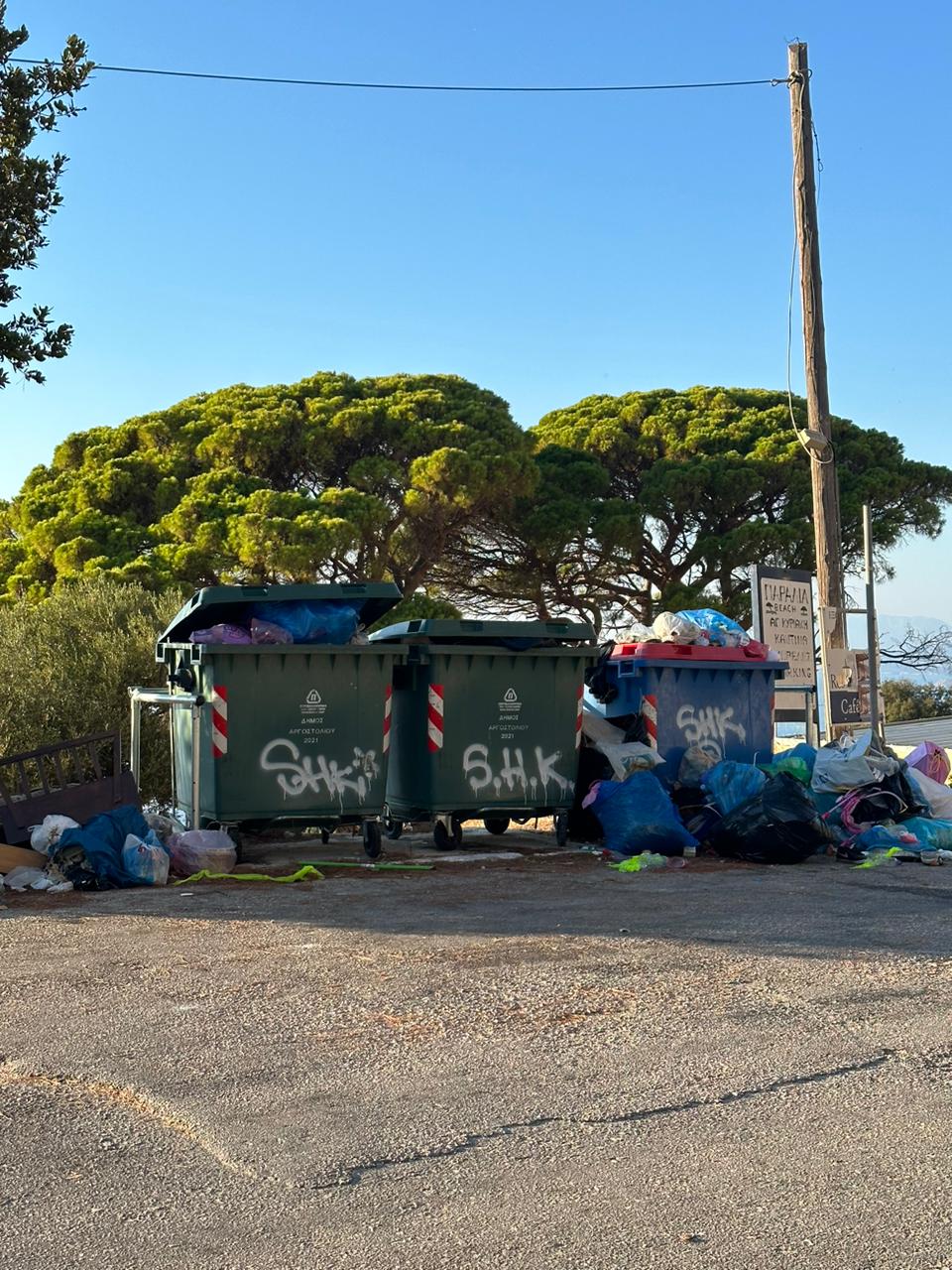 Θα έρθει κανείς επιτέλους να μαζέψει τα σκουπίδια στον Αγκώνα; Eικόνες ντροπής