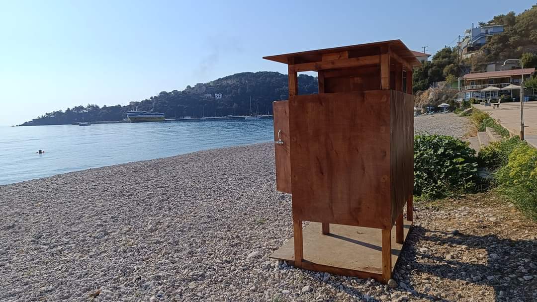 Τοποθέτηση αλλαξιέρας από τον “Πρόνησο” στην Κεντρική Παραλία του Πόρου