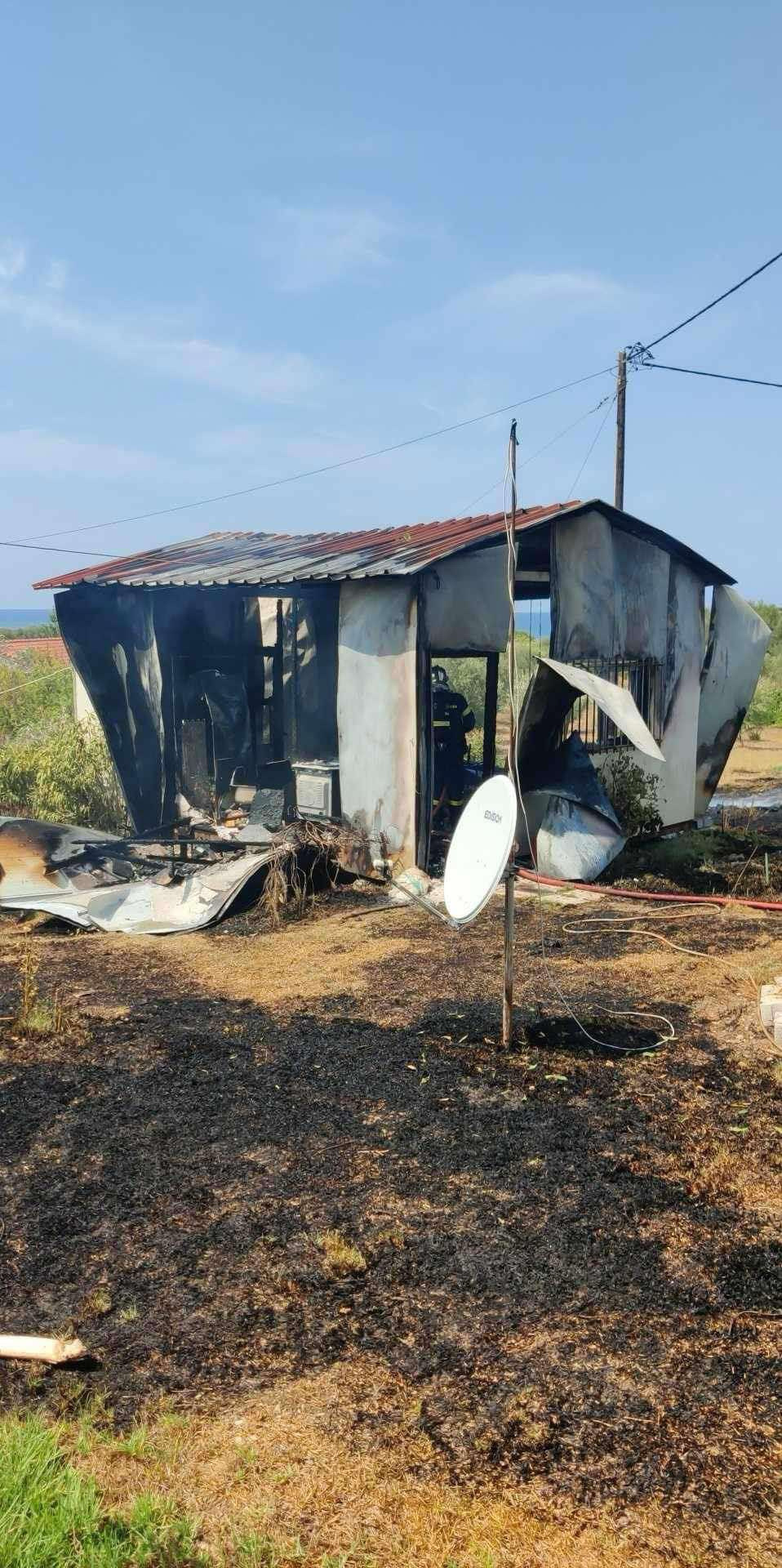 Τραγωδία στις Μηνιές: Μεγάλη φωτιά σε σπίτι -Απεγκλωβισμός ανθρώπου χωρίς τις αισθήσεις του [εικόνες]