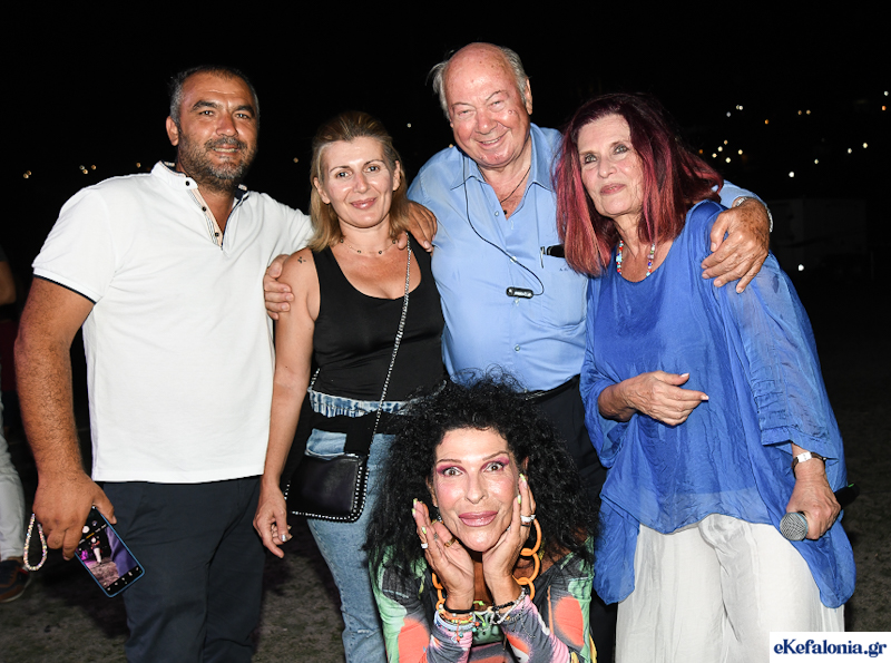 «Ξέφρενο» ταξίδι στα 90s στα Φαρακλάτα από Βόσσου, Μαντώ, Πωλίνα και Μπίγαλη [εικόνες +βίντεο]