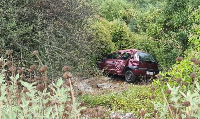 Αχαΐα: ΙΧ έπεσε σε γκρεμό  Ανασύρθηκαν σώοι οι επιβάτες