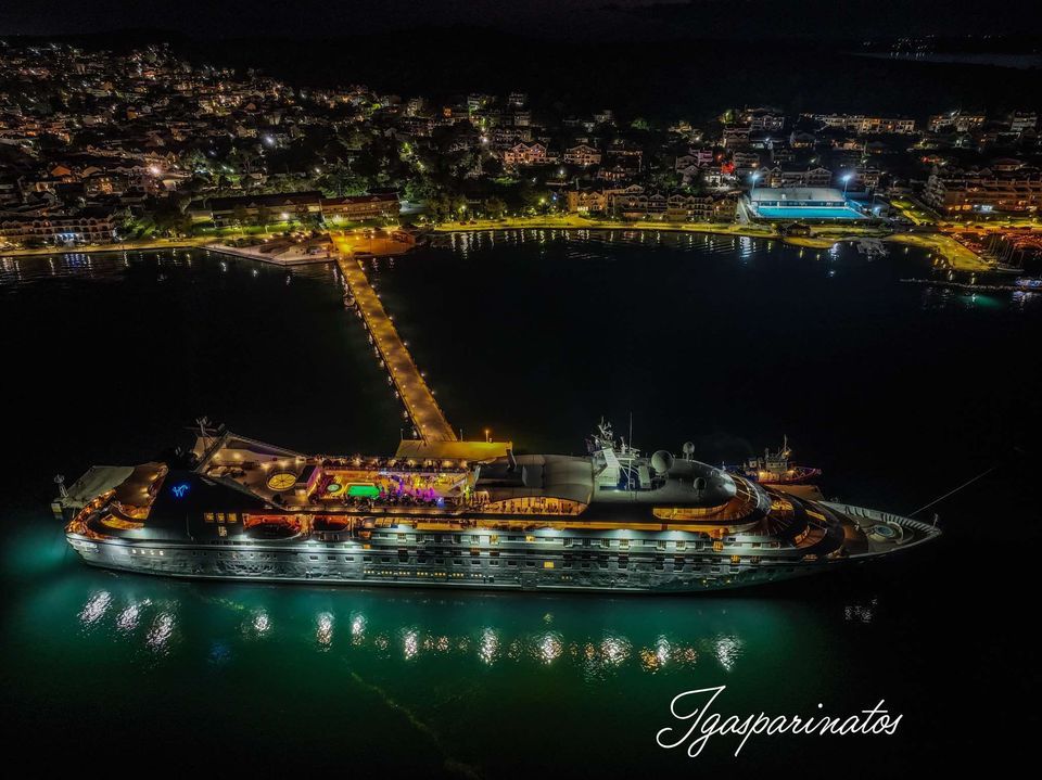 Από τους τελευταίους πολυτελεις επισκέπτες του νησιού μας με φόντο το εντυπωσιακό νυχτερινό Αργοστόλι [βίντεο]