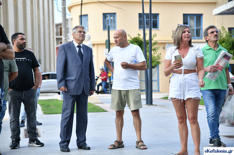 Έκρηξη και φωτιά στο κέντρο του Αργοστολίου  Στο σημείο ασθενοφόρο και ισχυρές δυνάμεις της Πυροσβεστικής