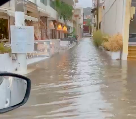 Σπαθής για την πλημμυρισμένη παραλιακή: «Ευθύνεται η παλίρροια και όχι τα φρεάτια που είχαμε φροντίσει και ήταν καθαρά»