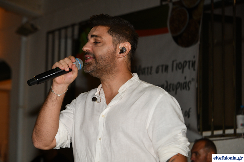 Tεράστια επιτυχία του Άγγελου Ανδρεάτου στα Πανηγύρια της Κεφαλονιάς