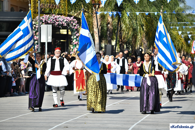 28η Οκτωβρίου: Μεγαλειώδης η μαθητική παρέλαση στο Αργοστόλι [εικόνες +βίντεο]