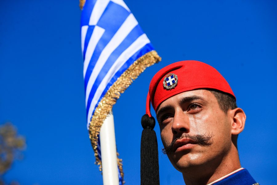 28η Οκτωβρίου: Συγκίνησε ο εύζωνας που δάκρυσε στην παρέλαση της Θεσσαλονίκης