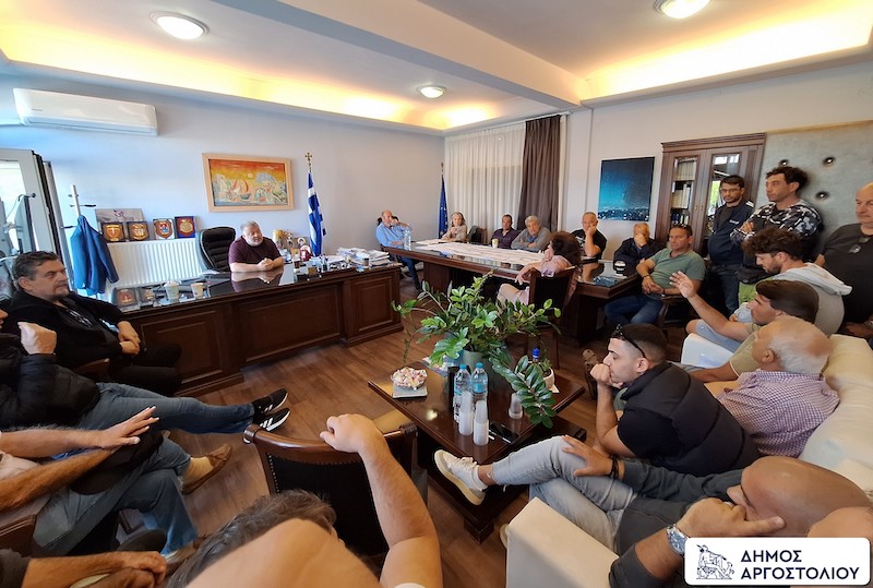 Δήμος Αργοστολίου: Συζήτηση με τους καταστηματάρχες της «Α. Τρίτση» για την τελική φάση του έργου της ανάπλασης