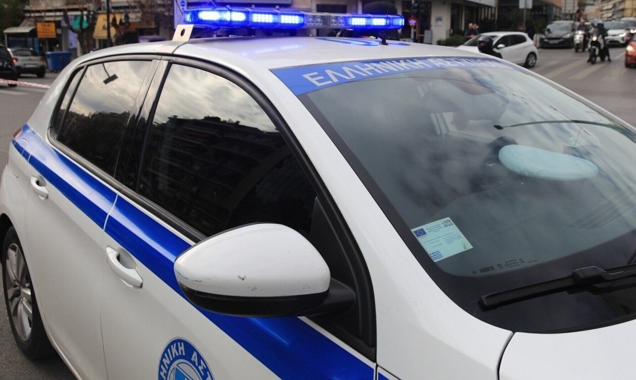 Πάτρα: Χειροπέδες σε 27χρονο πατέρα – Άφησε σπίτι μόνο το παιδί του και το εντόπισε περιπολικό