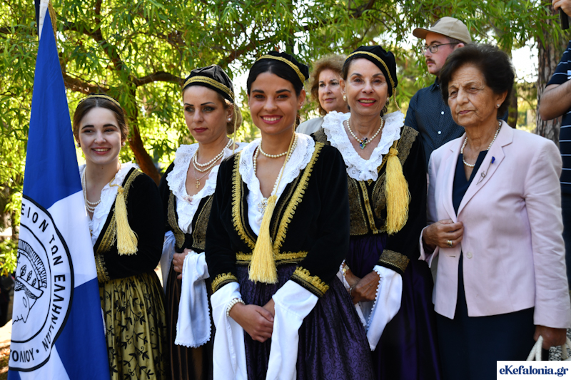 Ρίγη συγκίνησης στην κατάθεση στεφάνων στο Μνημείο Πεσόντων στον κήπο του Νάπιερ [εικόνες]