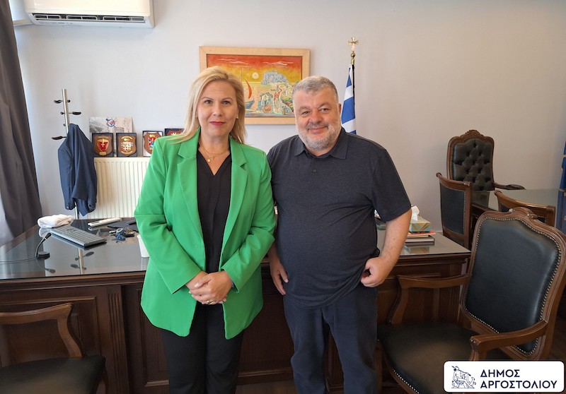 Συνάντηση Θεόφιλου Μιχαλάτου με τη Δήμαρχο Λήμνου Ελεονώρα Γεώργα στο Αργοστόλι