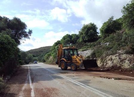 Συνεχίζεται ο καθαρισμός του επαρχιακού οδικού δικτύου στην Κεφαλονιά [εικόνες]