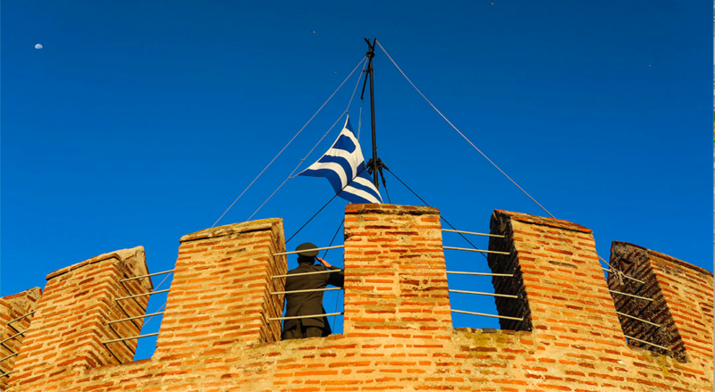 Θεσσαλονίκη: Συγκίνηση προκάλεσε η έπαρση της σημαίας στον Λευκό Πύργο [βίντεο]