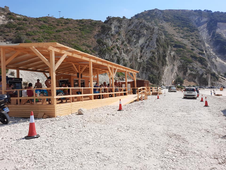 AMBER ALERT: Εξαφανίστηκε ο τιμοκατάλογος προϊόντων πώλησης στην καντίνα της παραλίας του Μύρτου