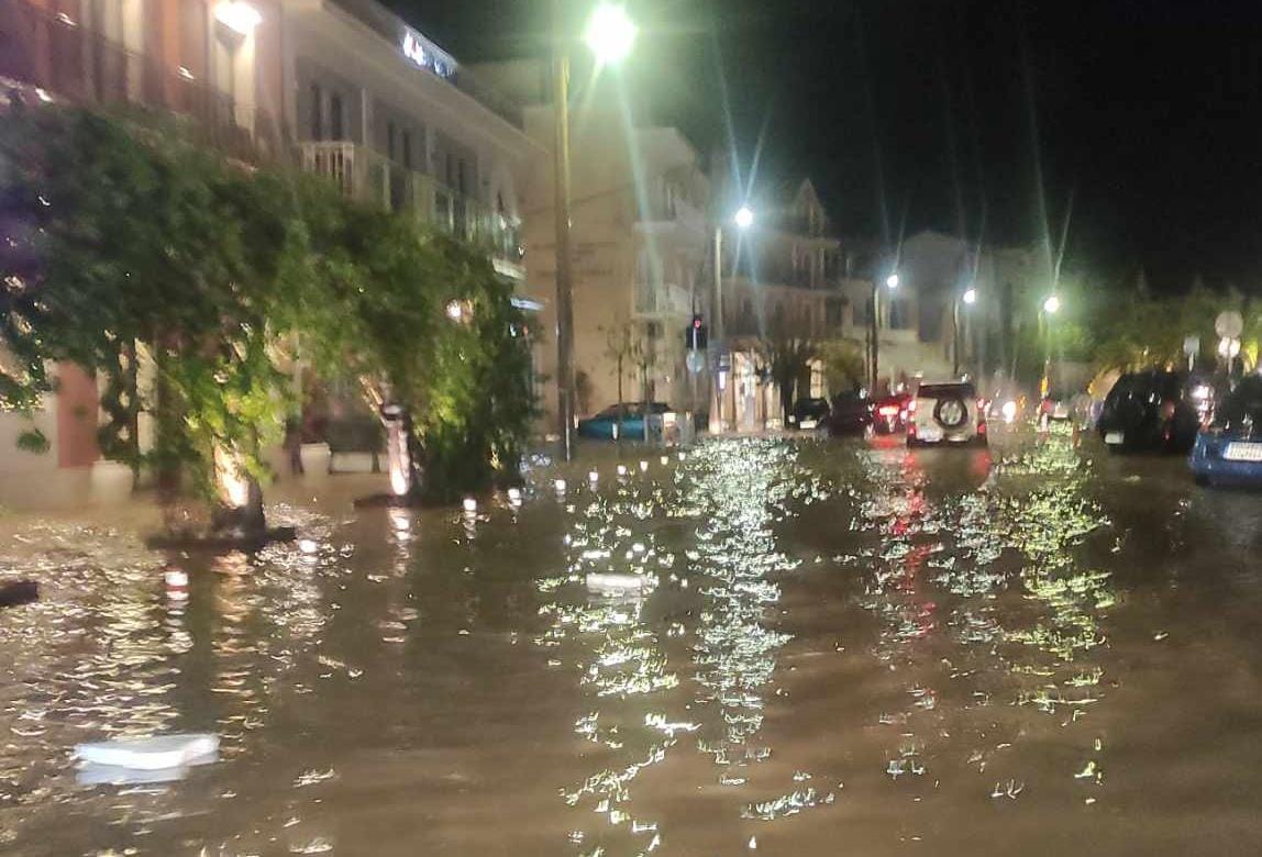 Για ακόμη μία φορά η παραλιακή του Αργοστολίου έγινε μικρή Βενετία [βίντεο]