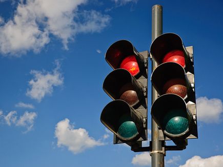 Πόσοι οδηγοί στην Ελλάδα περνάνε με κόκκινο: 8 στους 10 έχουν το κινητό στο χέρι