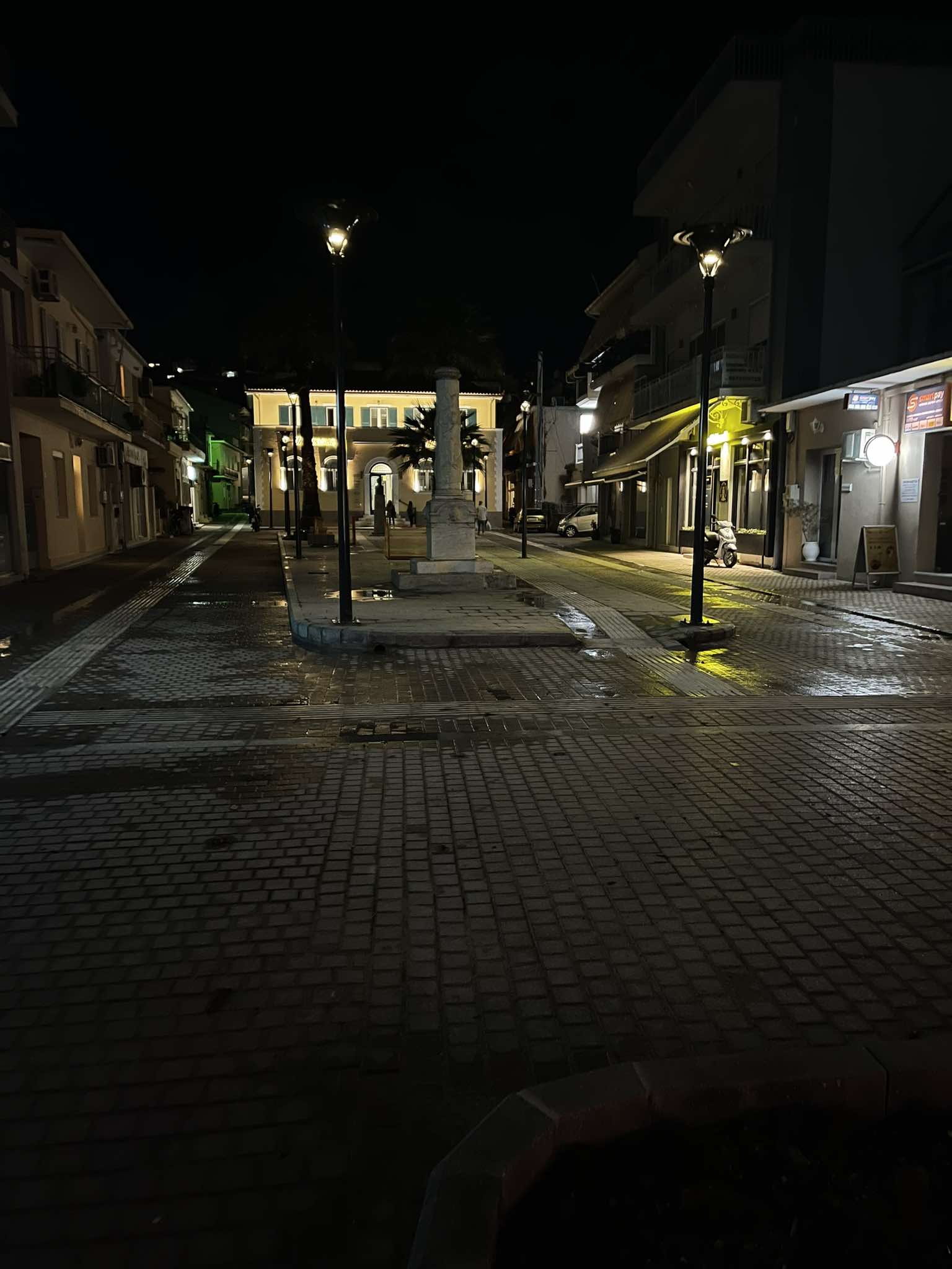 Σκοτάδι στην πλατεία Ρωμανού: Πρόβλημα με τον ηλιακό φωτισμό -Τι συμβαίνει [εικόνα]