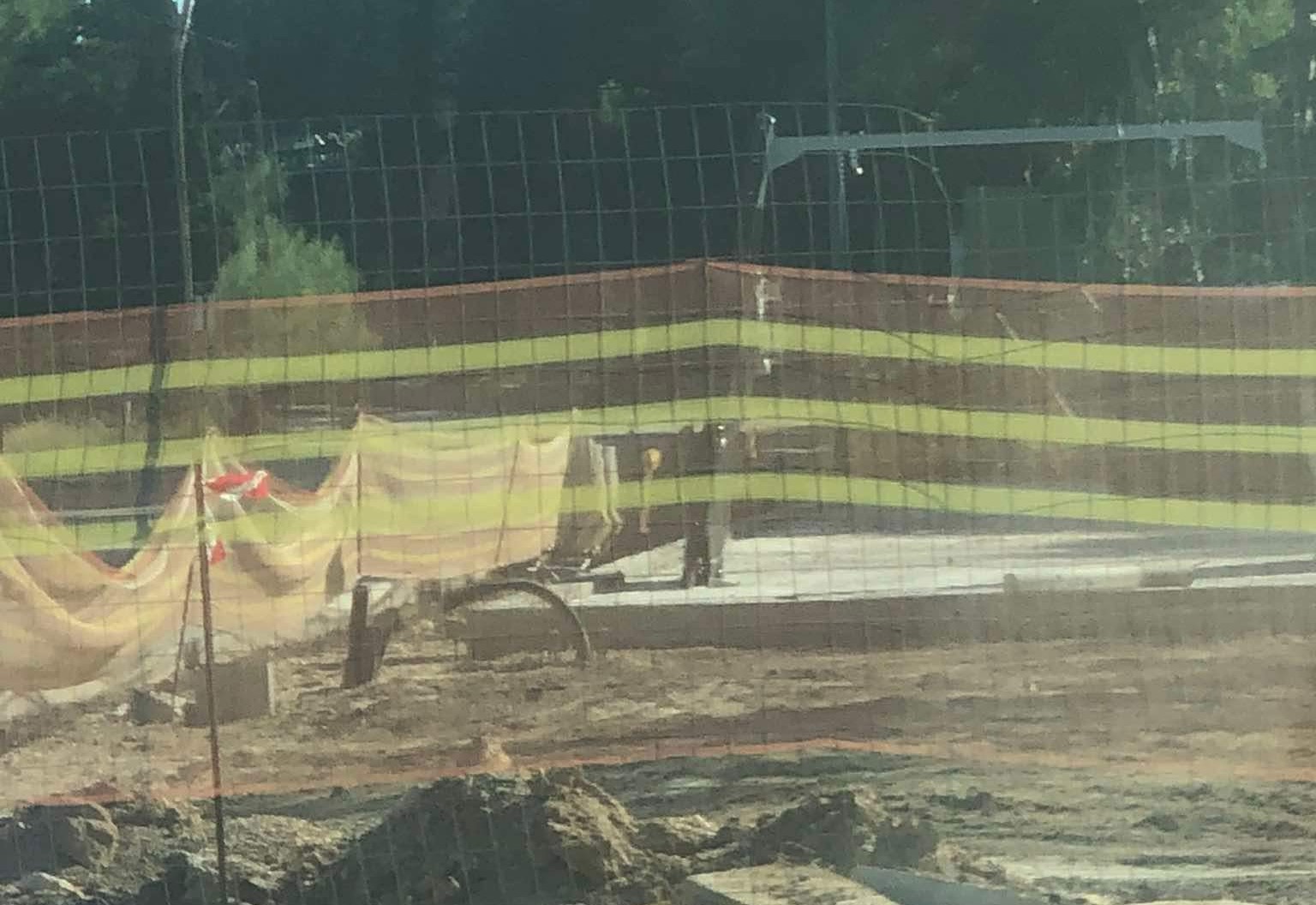 Τραγικό και εγκληματικά επικίνδυνο: Ποιος σχεδίασε να τοποθετηθεί κούνια για να κάνουν τα παιδιά ένα μέτρο δίπλα από τον δρόμο της παραλιακής;