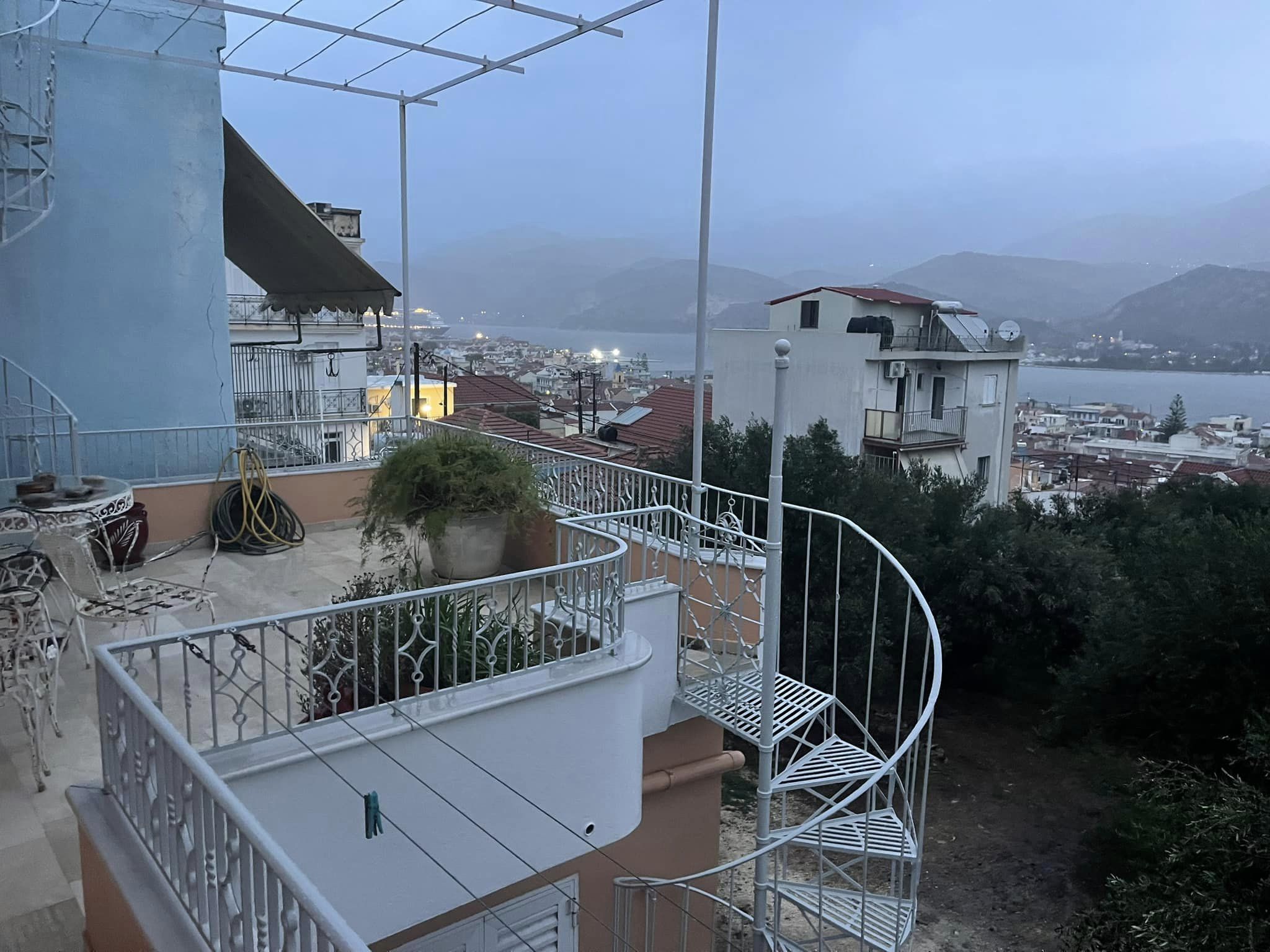 Βροχές, αέρας και κρουαζιερόπλοιο στο Αργοστόλι –Μια ξεχωριστή άφιξη στην Κεφαλονιά [εικόνες]