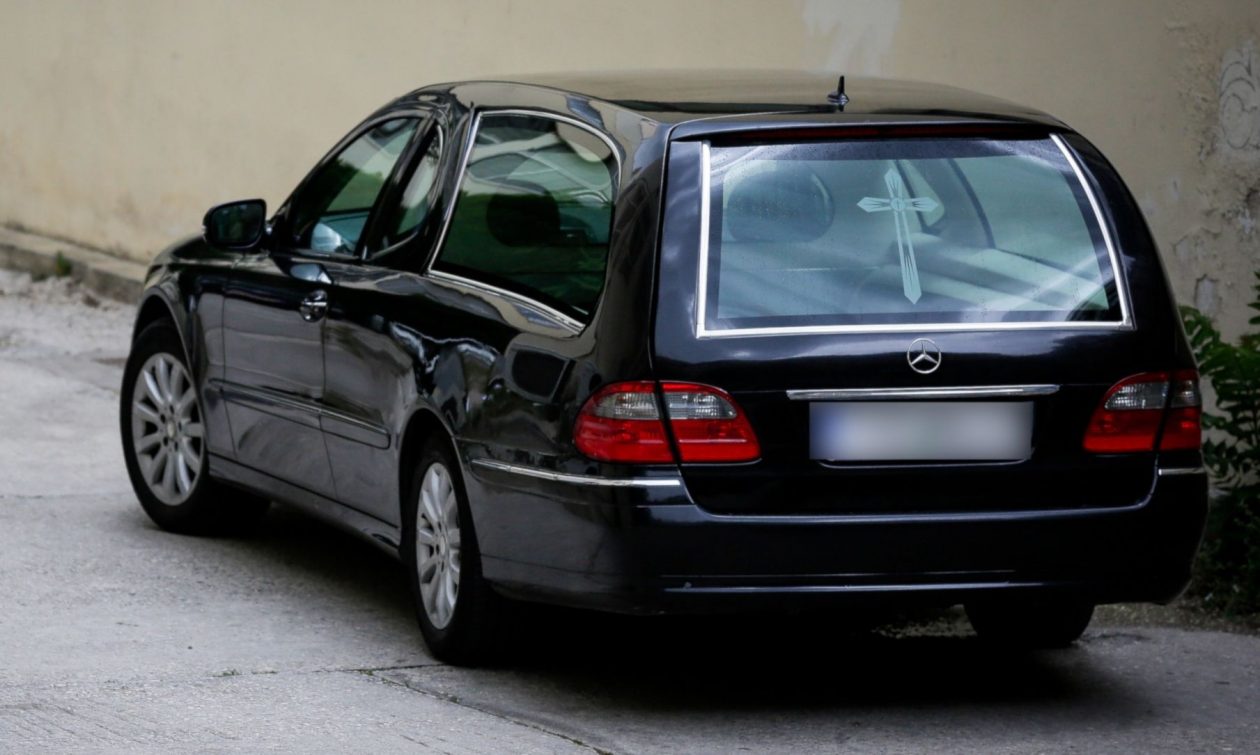 Αχαΐα: Νεκροφόρα που μετέφερε νεκρό συγκρούσθηκε με αυτοκίνητο – Δύο τραυματίες