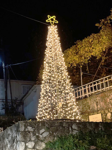 Άναψε το Χριστουγεννιάτικο Δέντρο στα Κουρουκλάτα