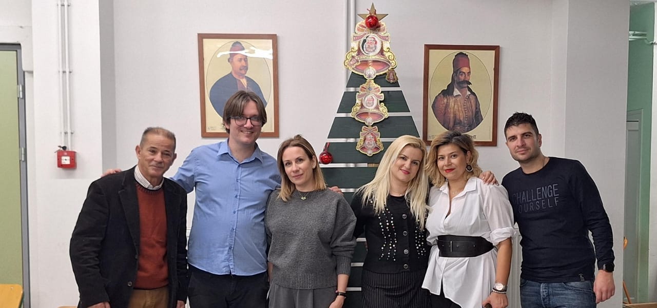 Δεν ξανάγινε: Χριστουγεννιάτικη γιορτή με 80 δώρα και άφθονο κέφι στο 4ο Δημοτικό Αργοστολίου [εικόνες]