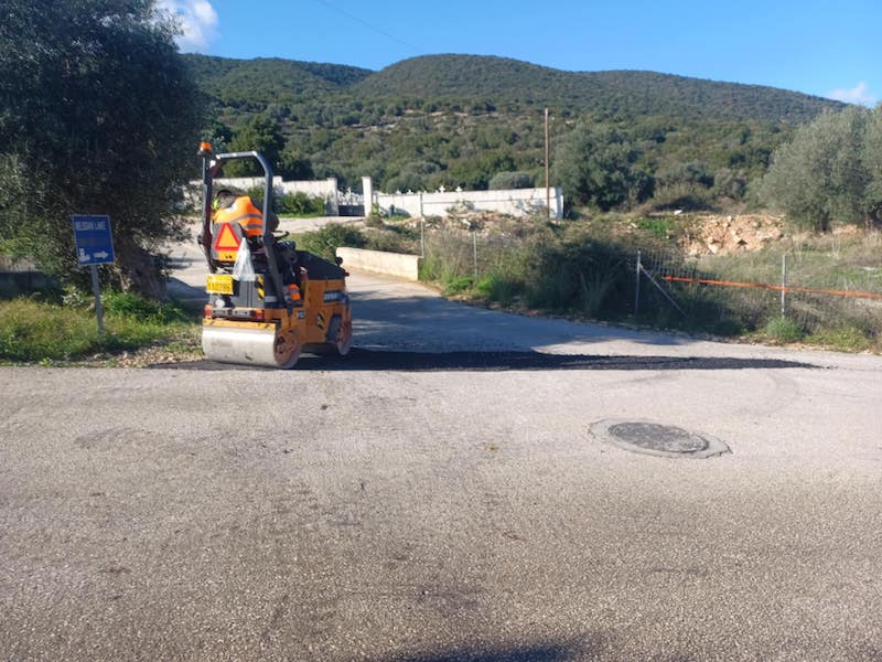 Δήμος Σάμης: Επιδιόρθωση οδοστρώματος στον αστικό ιστό της Σάμης [εικόνες]