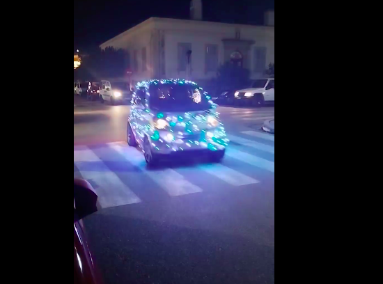 Κεφαλονιά: Στόλισαν τα αυτοκίνητα τους με αμέτρητα λαμπάκια για τα Χριστούγεννα και έκαναν σουλάτσο στο Αργοστόλι [βίντεο]