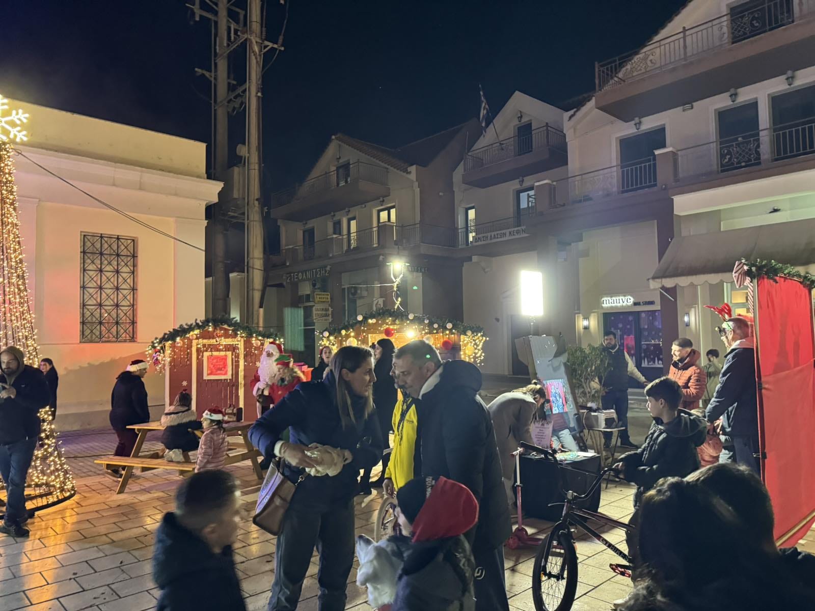 Ο Εμποροεπαγγελματικός Σύλλογος Κεφαλονιάς & Ιθάκης έφερε τα Χριστούγεννα στο Αργοστόλι [εικόνες]