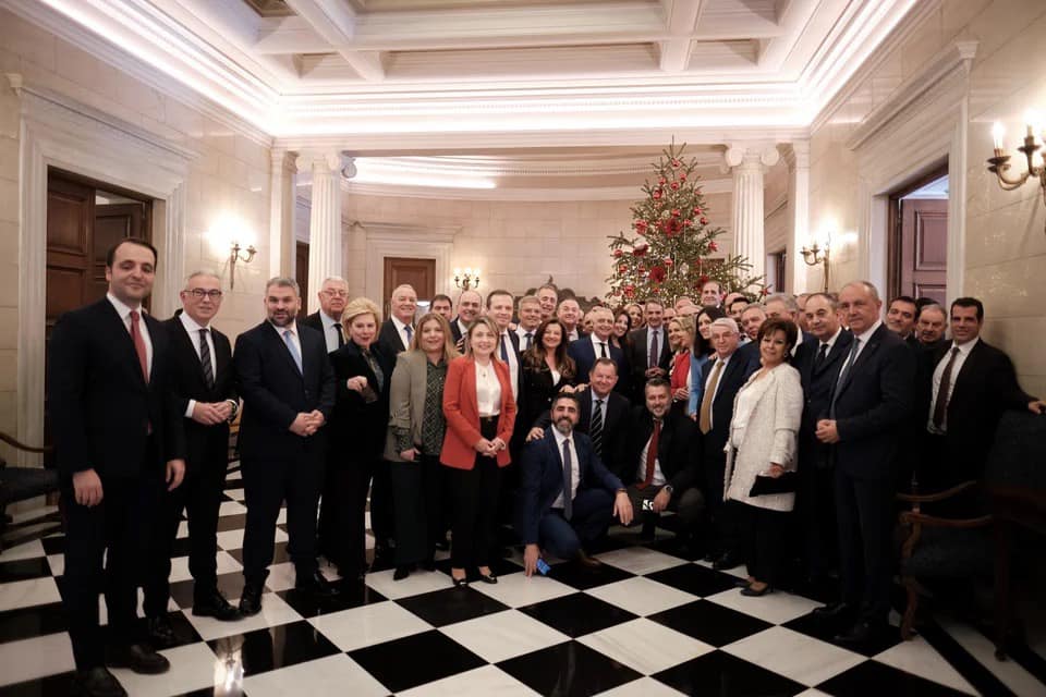Ο Μητσοτάκης άνοιξε το Μαξίμου για τους βουλευτές της ΝΔ: Τα χαμόγελα και η Selfie με τον Καππάτο [εικόνες]