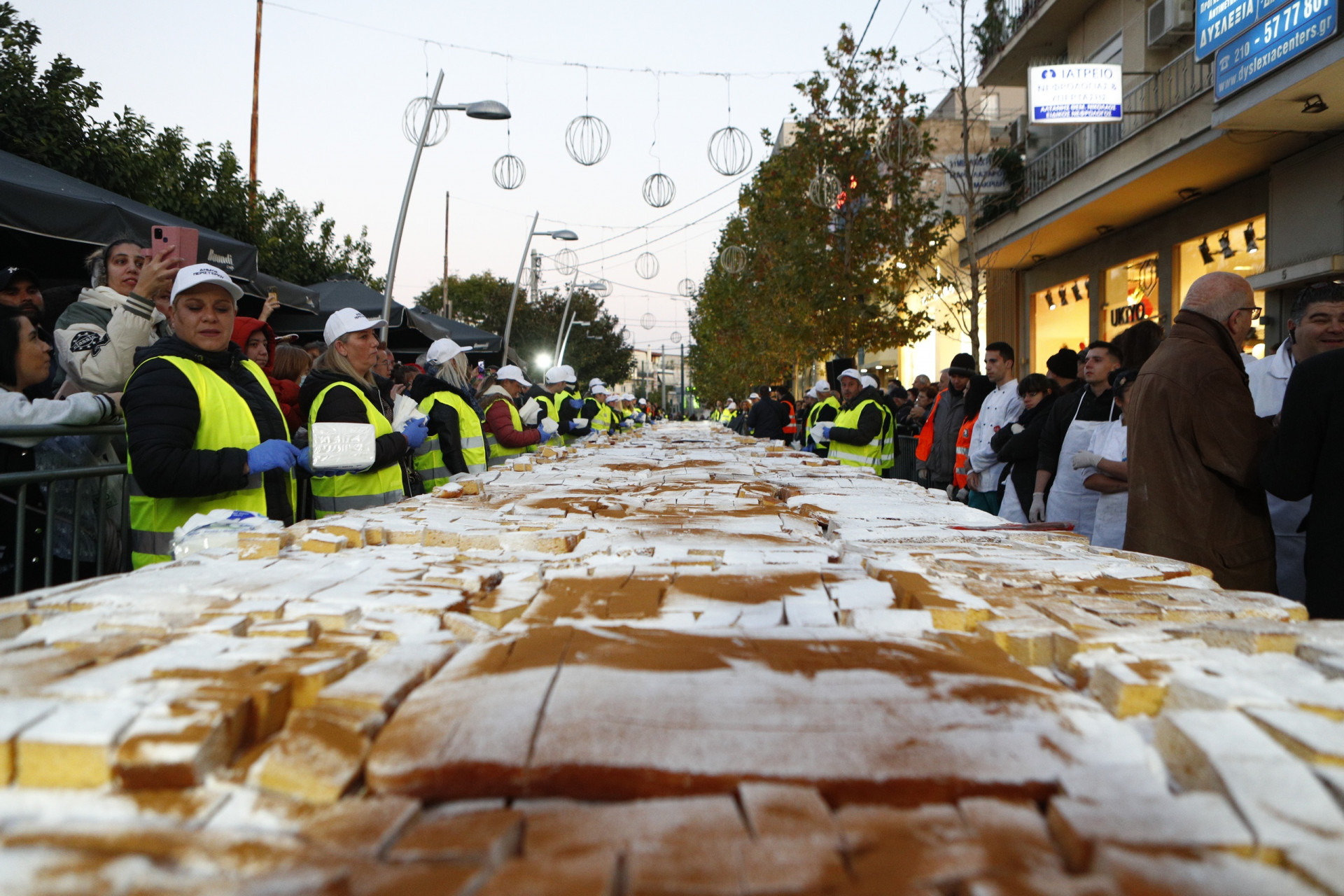 Περιστέρι: Έφτιαξαν βασιλόπιτα έτοιμη για ρεκόρ Γκίνες – Ζυγίζει 10 τόνους