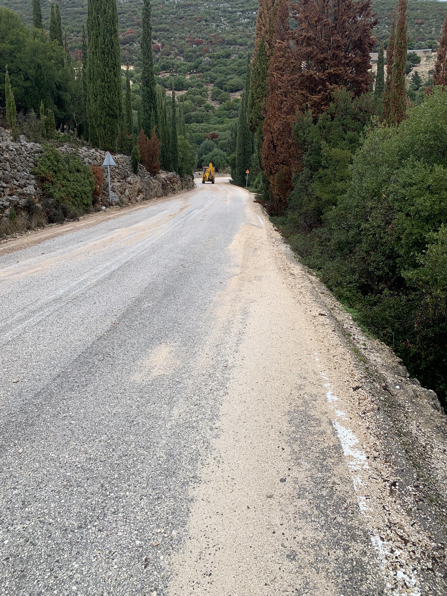 Προβλήματα στο δρόμο Αργοστολίου -Σάμης -Παρέμβαση των μηχανημάτων της Περιφέρειας
