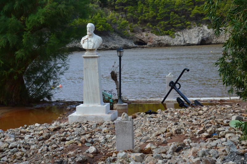 Άσσος: Ξεκινά η ανάπλαση της κεντρικής πλατείας μετά τις ζημιές του «Ιανού»
