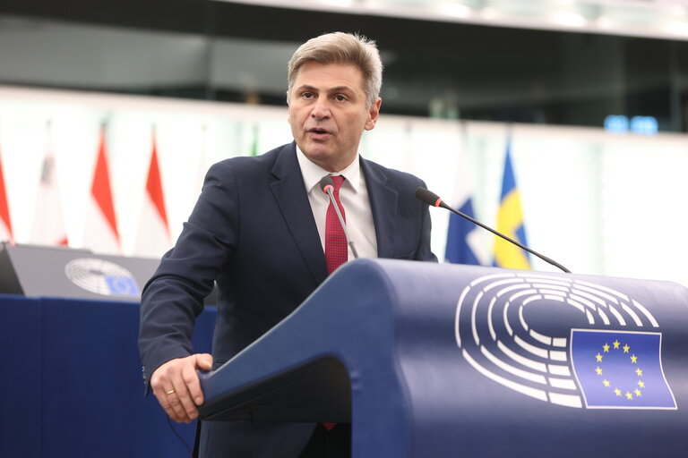 Φαραντούρης: Ζητά από Κομισιόν και Ύπατη Εκπρόσωπο «Ευρωπαϊκή ΑΟΖ» και προστασία των Ελληνικών Θαλασσίων Πάρκων στο Αιγαίο