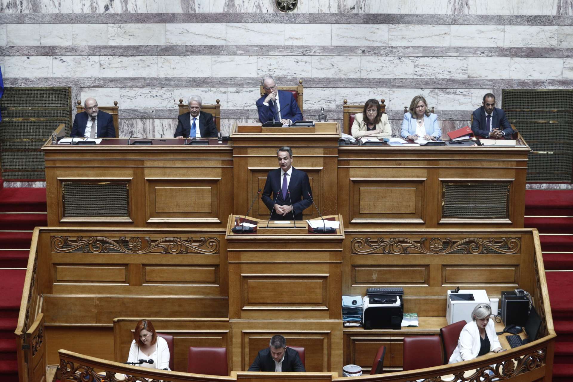Η καθημερινότητα στο επίκεντρο της πολιτικής αντιπαράθεσης – Ο Πρωθυπουργός απαντά την Παρασκευή στην επίκαιρη ερώτηση Ανδρουλάκη