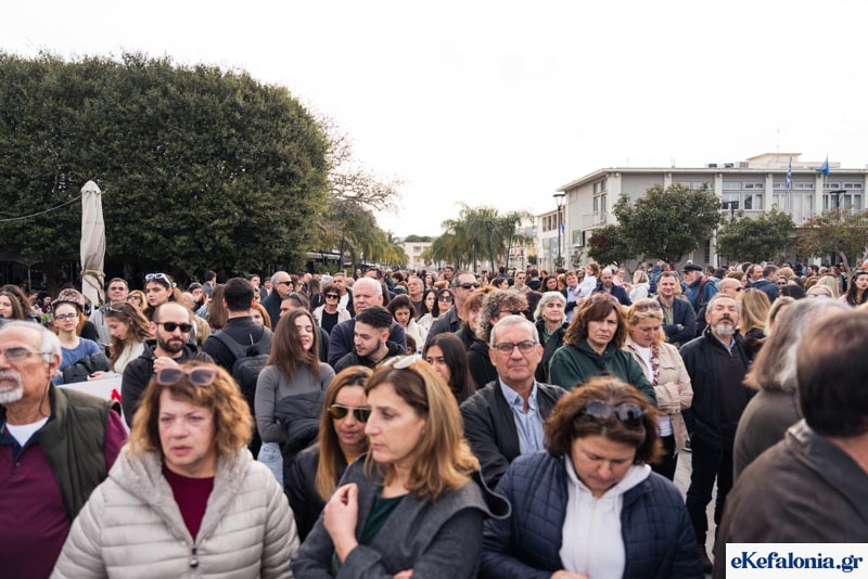 Η Κεφαλονιά ενωμένη για την τραγωδία των Τεμπών: Συγκλονιστική συγκέντρωση στο Αργοστόλι [εικόνες +βίντεο]
