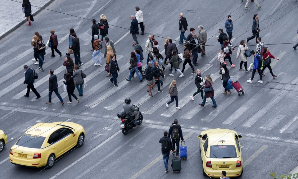 Pezoi diavasi kosmos taxi