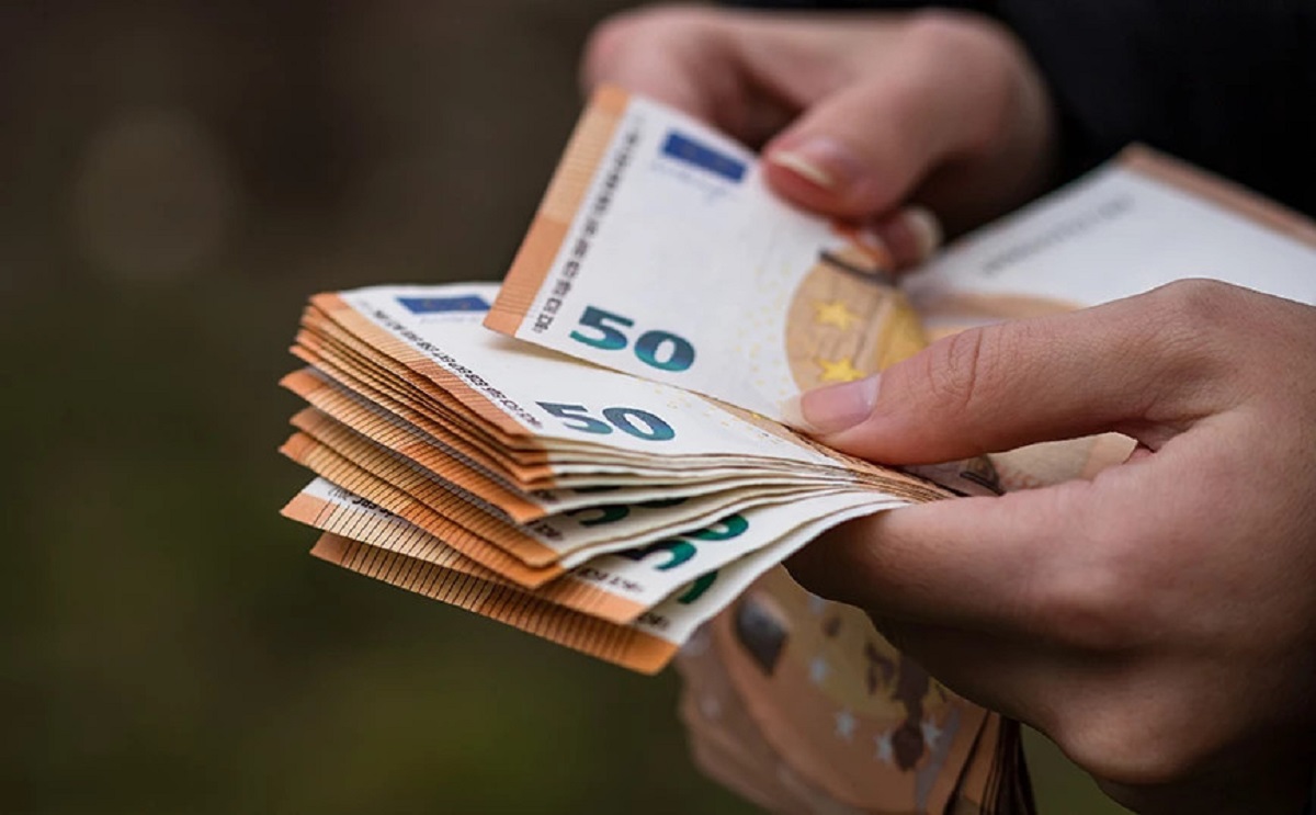 Προϋπολογισμός: Πρωτογενές πλεόνασμα 8,7 δοσ. ευρώ το 2024 – Πώς… κινήθηκαν ΦΠΑ, φόροι εισοδήματος και ΕΦΚ