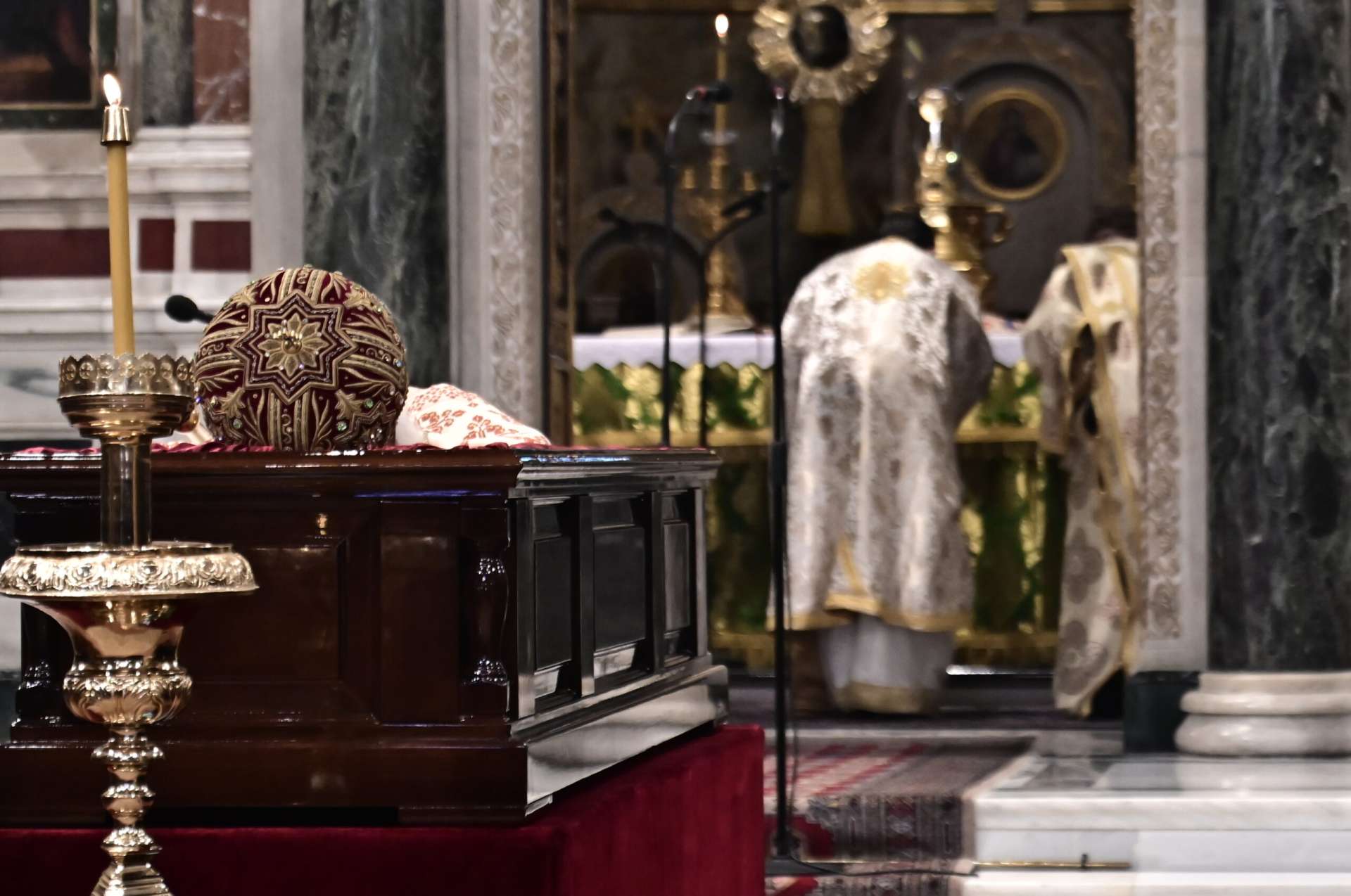 Σε λαϊκό προσκύνημα στη Μητρόπολη Αθηνών το σκήνωμα του Αρχιεπισκόπου Αναστάσιου [εικόνες]