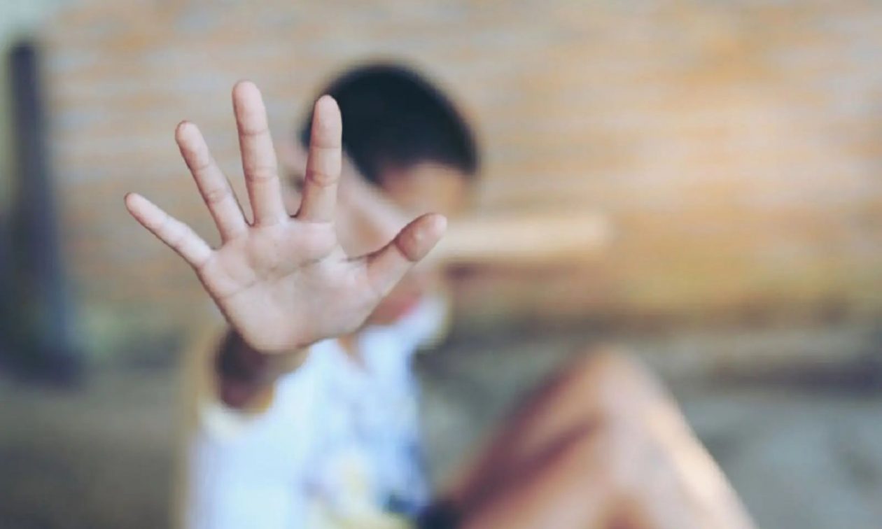 Θύμα σεξουαλικής επίθεσης 24χρονη στο Αγρίνιο: Την στρίμωξε και τη θώπευσε σε τουαλέτες καταστήματος