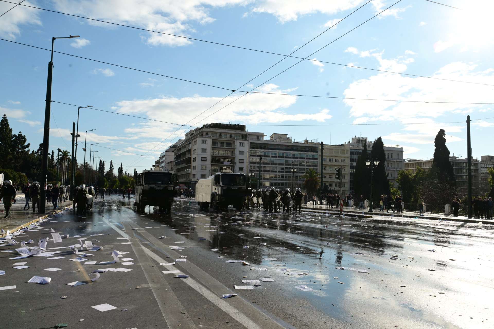 Άνοιξαν Πανεπιστημίου, Σταδίου και Πειραιώς – Απομακρύνθηκαν τα οδοφράγματα