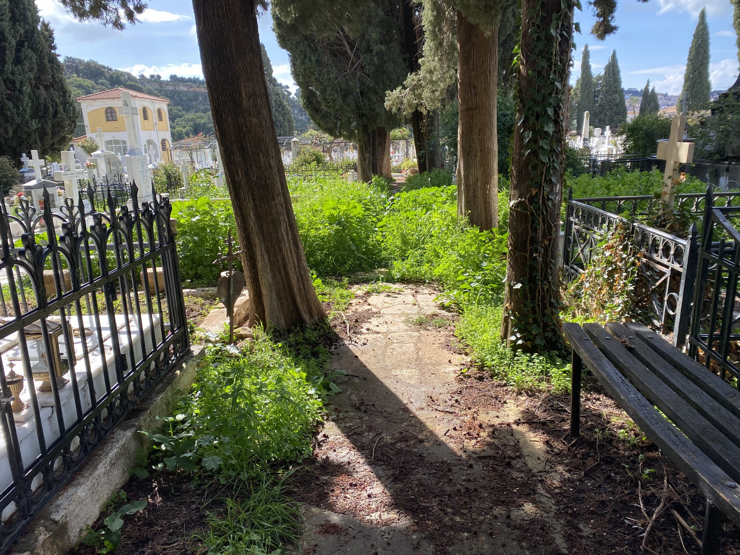 Αργοστόλι: Εικόνα εγκατάληψης και έλλειψης σεβασμού προς τους νεκρούς μας στο Δράπανο [εικόνες]