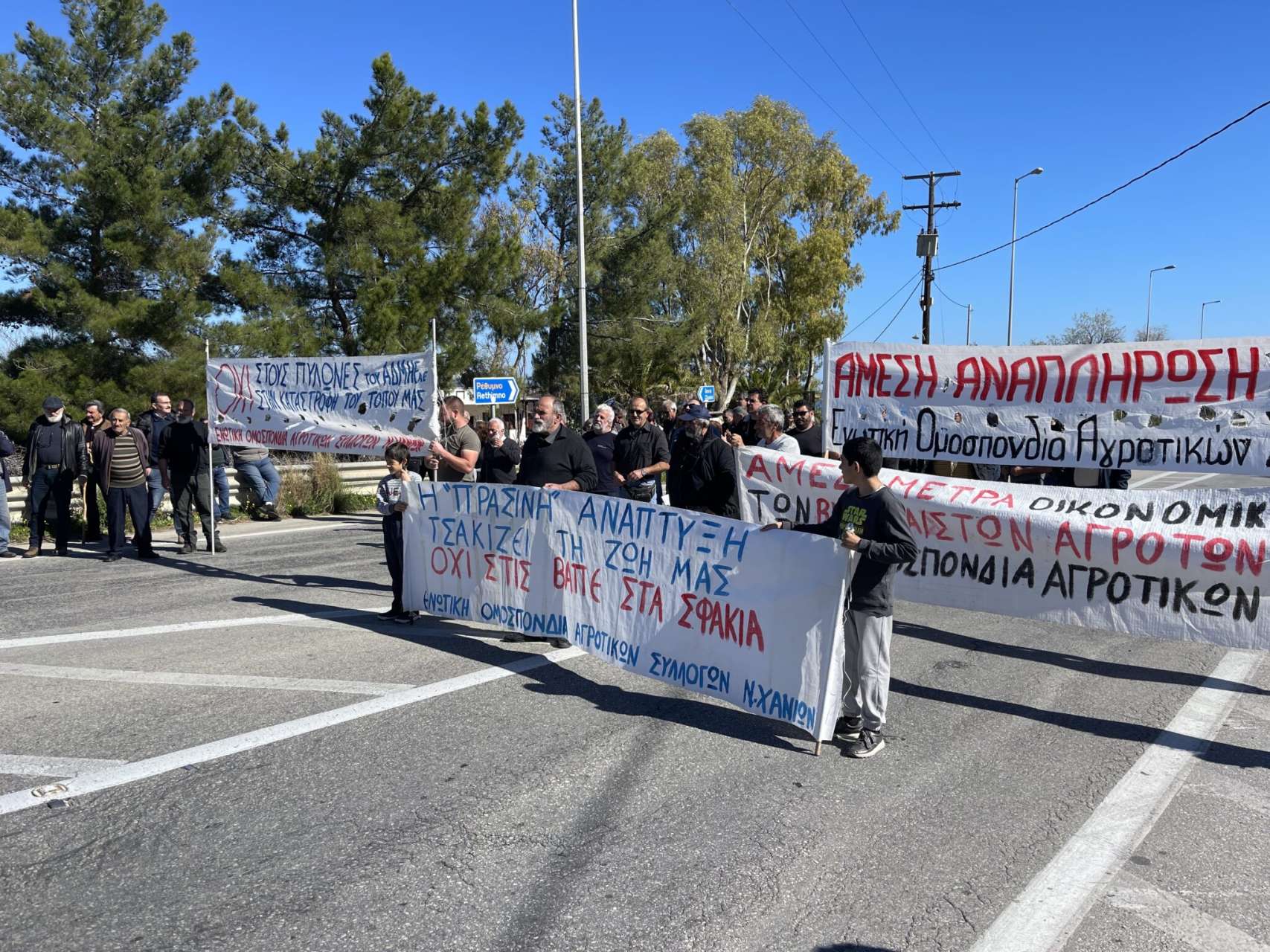 Χανιά: Έστησαν μπλόκο στην Εθνική οδό οι αγρότες – Προσωρινή διακοπή της κυκλοφορίας (photos)