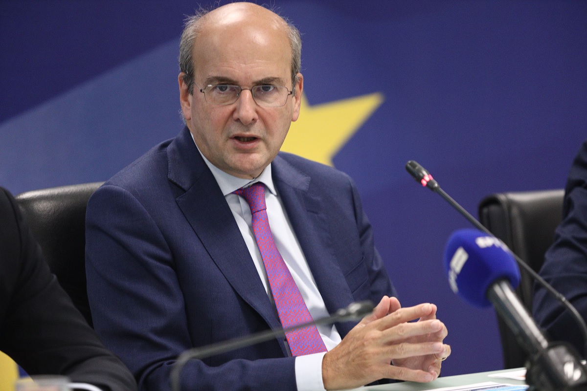 Χατζηδάκης: Όχι στην επαναφορά «δώρου» για εργαζόμενους στο Δημόσιο — «Δεν υπάρχουν τα οικονομικά περιθώρια»