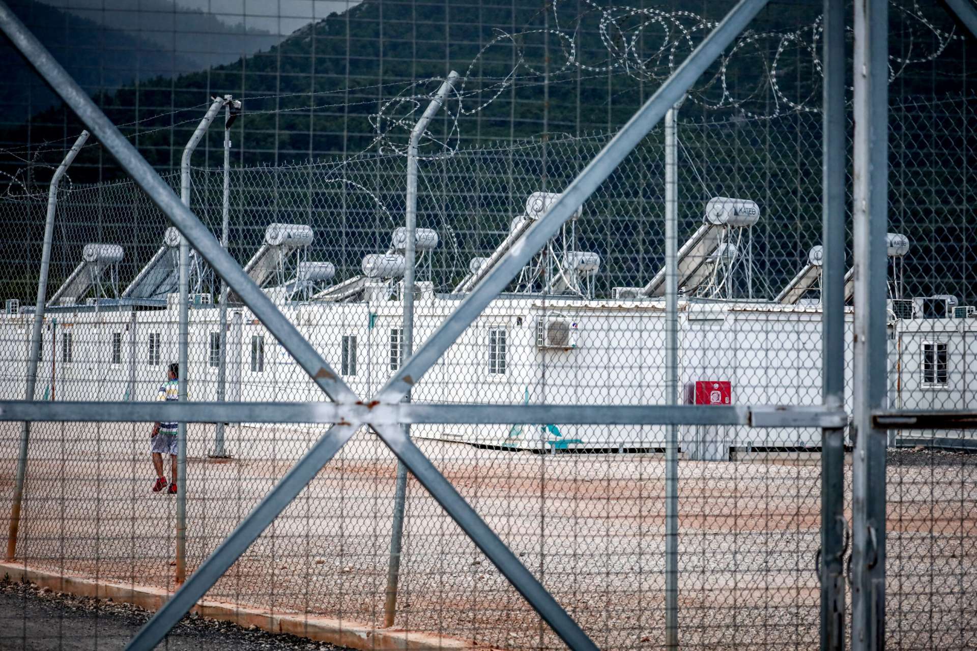 Εφιαλτικές στιγμές για 34χρονη στο ΚΥΤ Μαλακάσας: Άνδρας τη βίαζε και την κακοποιούσε, απειλούσε ότι θα σκοτώσει την ίδια και το παιδί της