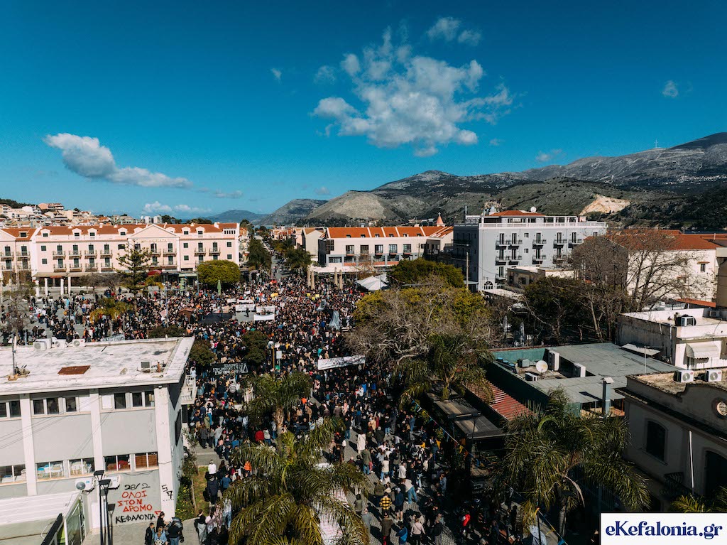 Εναέρια πλάνα αποκαλύπτουν το μέγεθος της διαδήλωσης στο Αργοστόλι – Χιλιάδες στους δρόμους για τα Τέμπη
