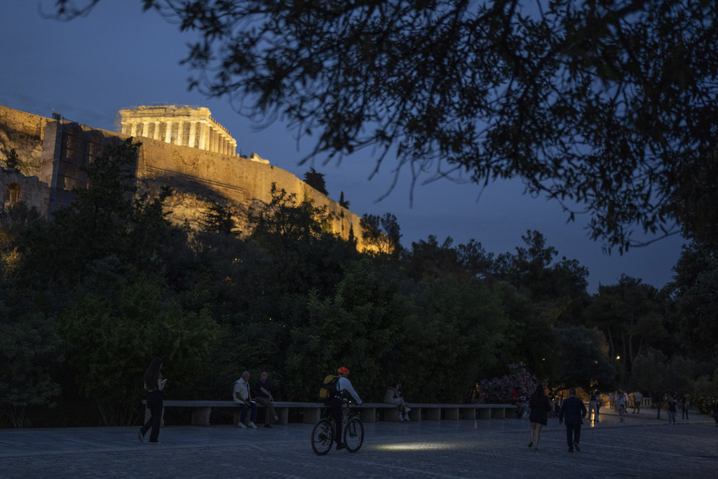 Handelsblatt: Η Αθήνα ξεπερνά τους δημοσιονομικούς στόχους και γίνεται μαθητής πρότυπο της ΕΕ
